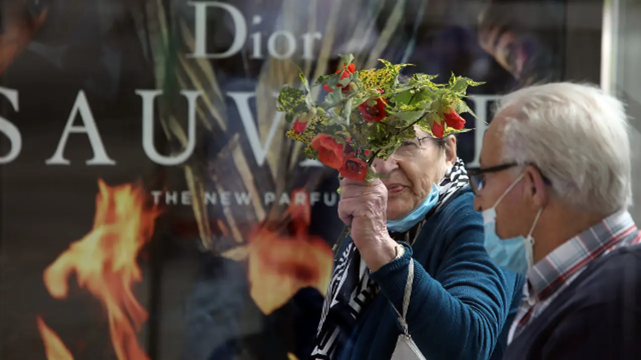 Personas mayores de paseo por Santiago. PEPE FERRÍN (AGN)