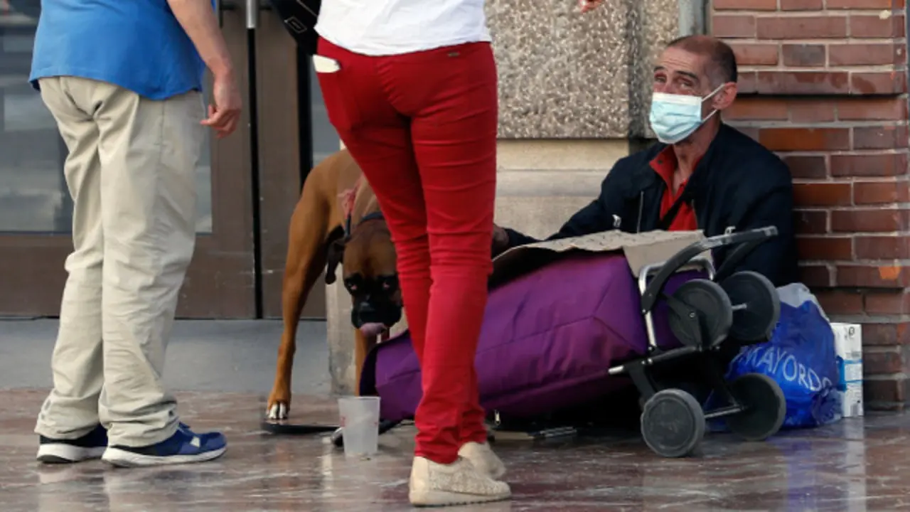 Una persona pide dinero en la calle en Valencia. EFE