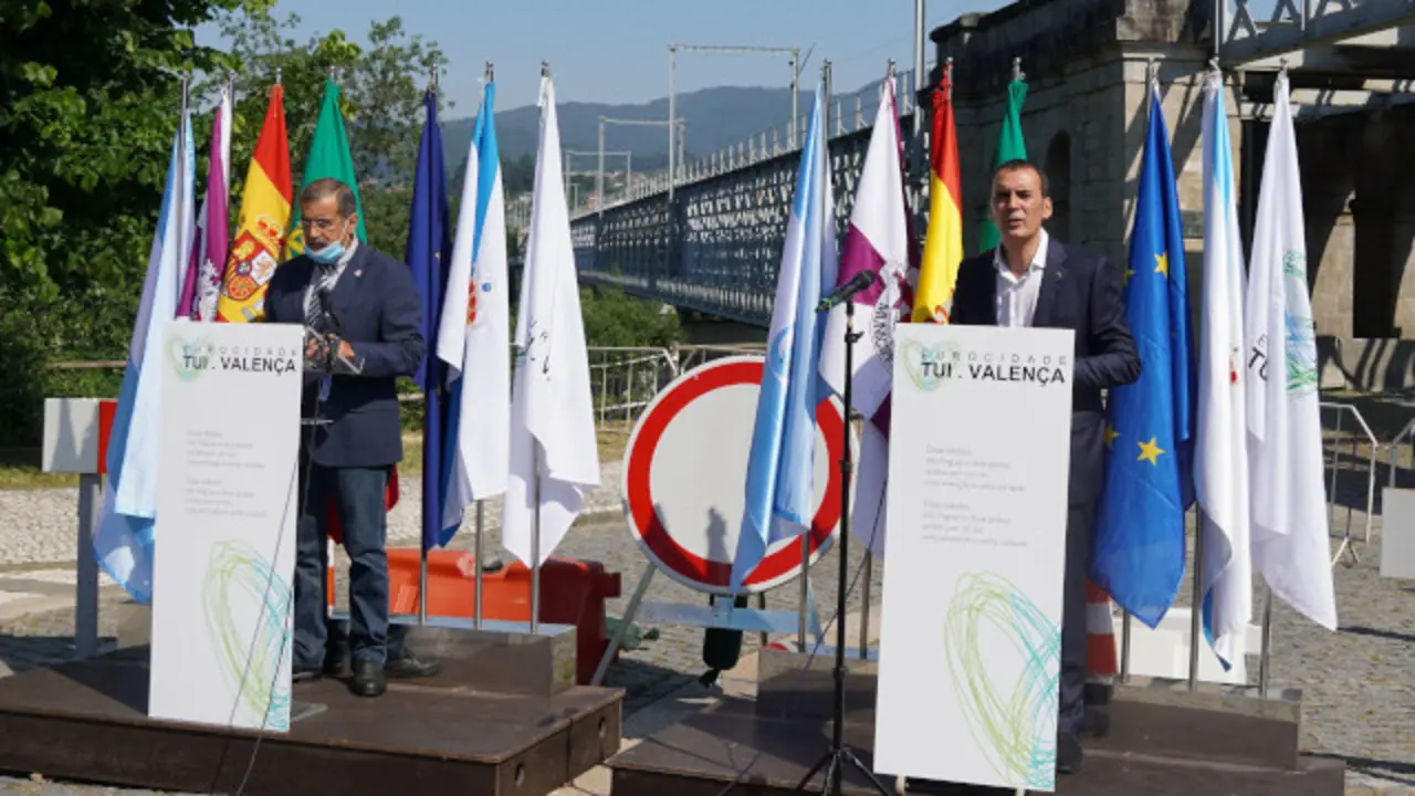 Los alcaldes de Tui y Valença, en el acto celebrado este viernes. DP