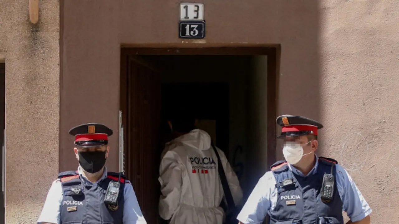 Dos agentes custodian el domicilo en el que fue hallado el cuerpo de la v&iacute;ctima. QUIQUE GARC&Iacute;A (Efe)