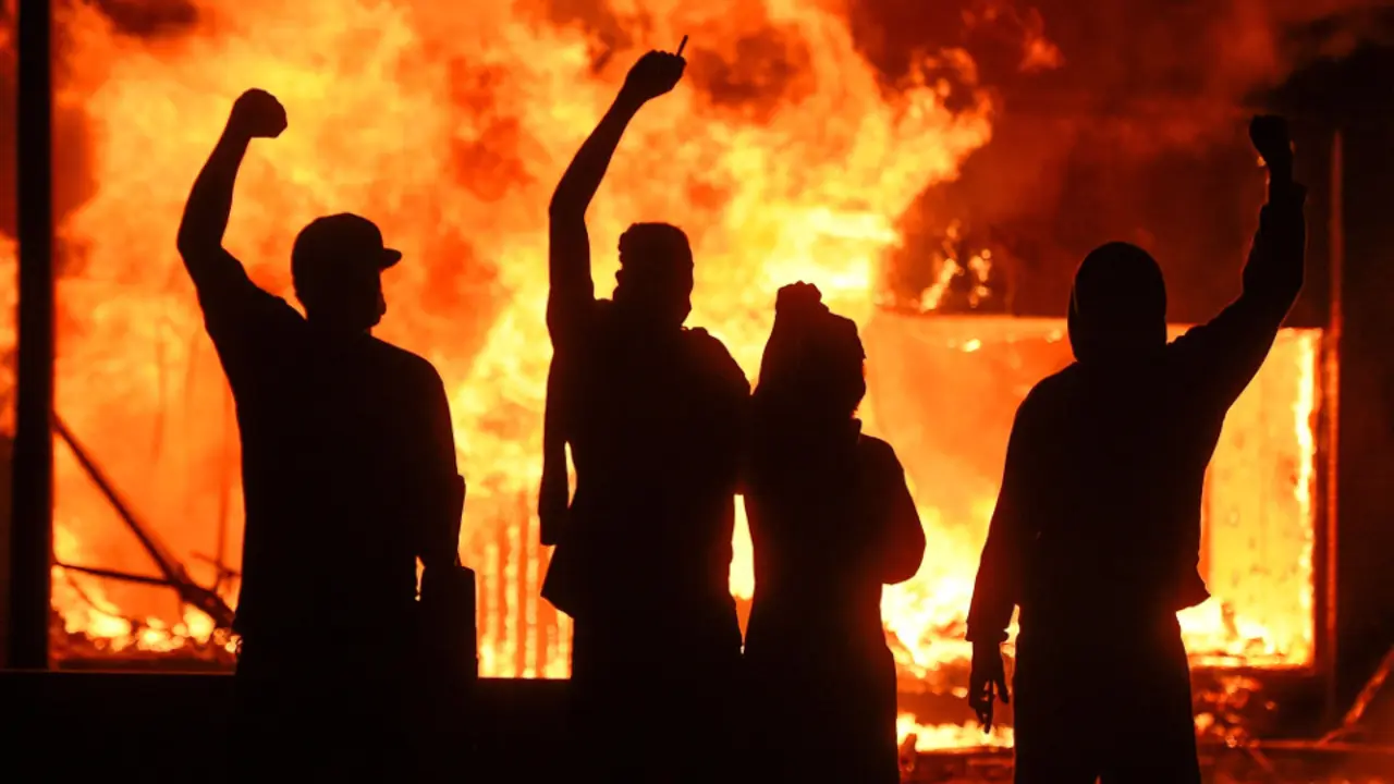 Noche de destrozos e incendios en Mineápolis. EFE