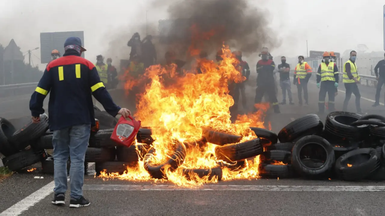 Neumáticos ardiendo. XESÚS PONTE