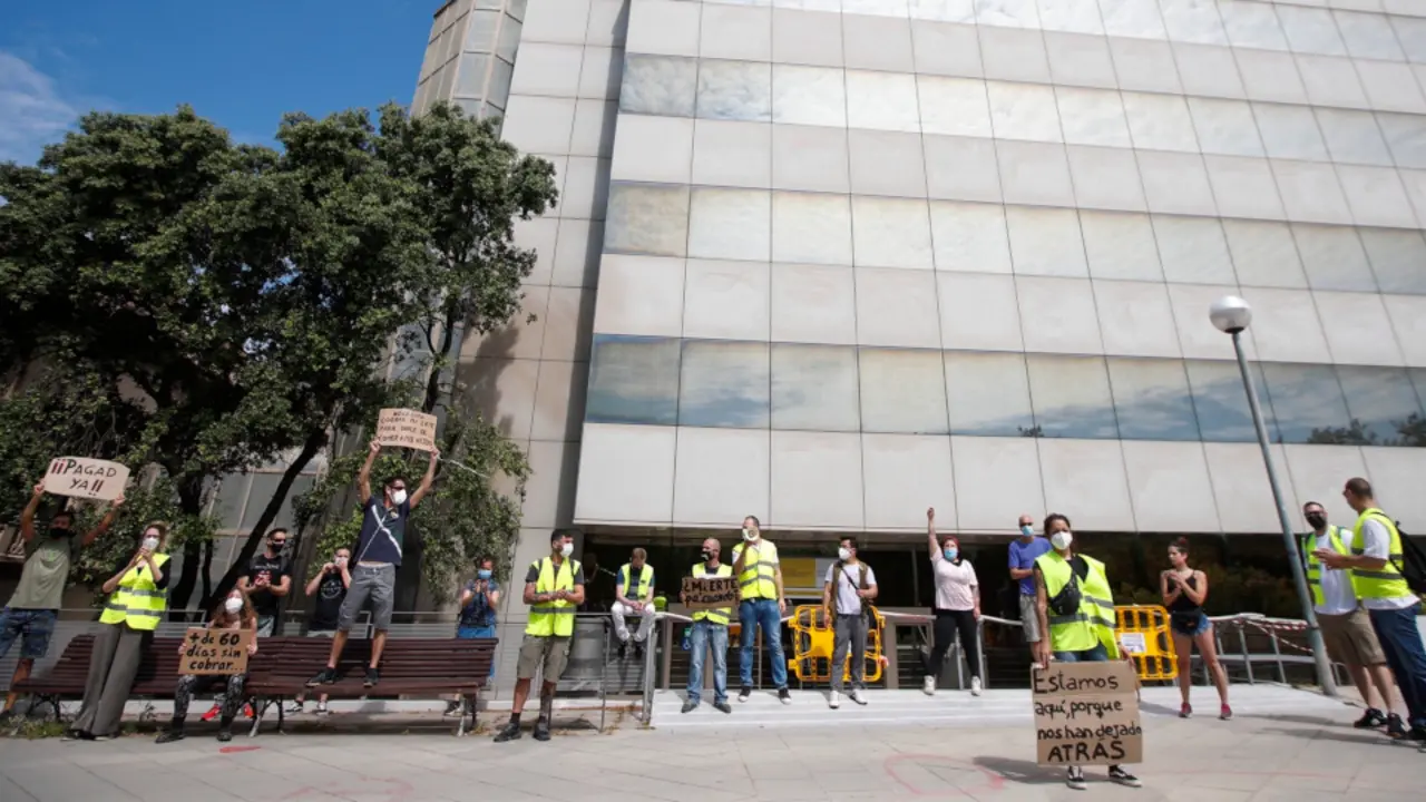 Protesta ante la delegación del Sepe en Barcelona contra la lentitud con la que se están gestionando las prestaciones por los Erte. ALEJANDRO GARCÍA (EFE)