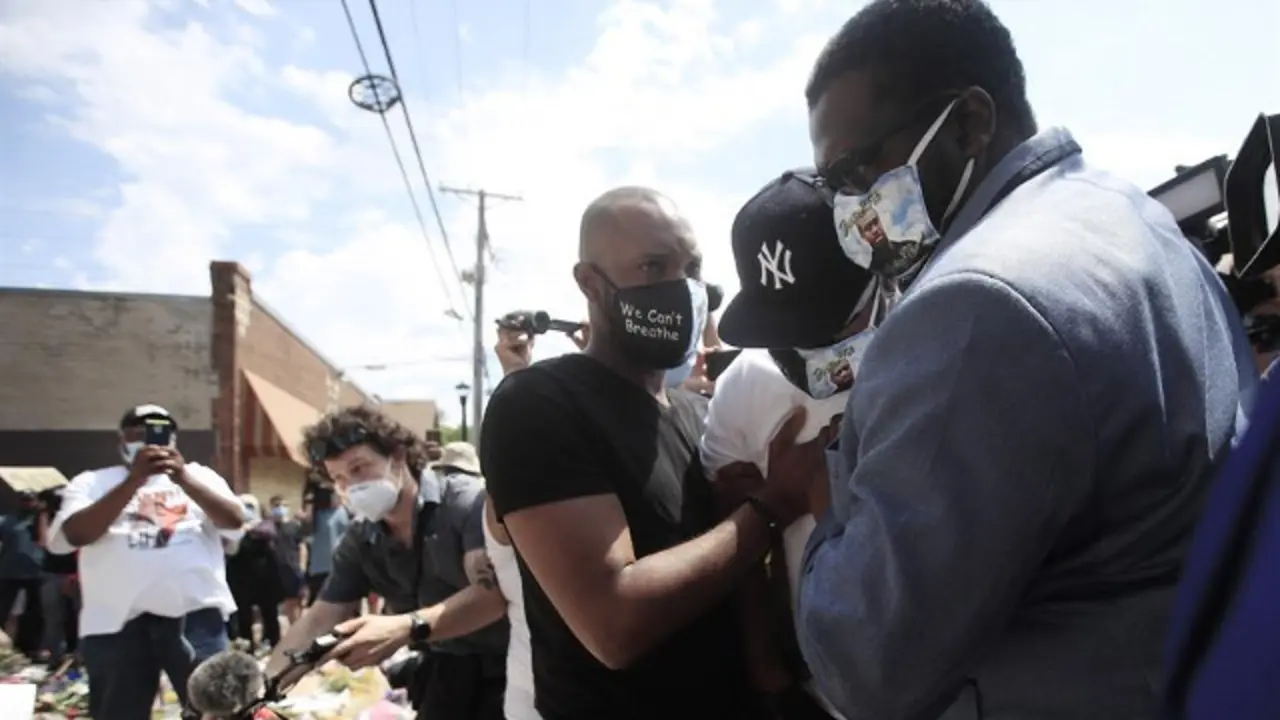 O irmán de George Floyd chora a súa morte. EFE