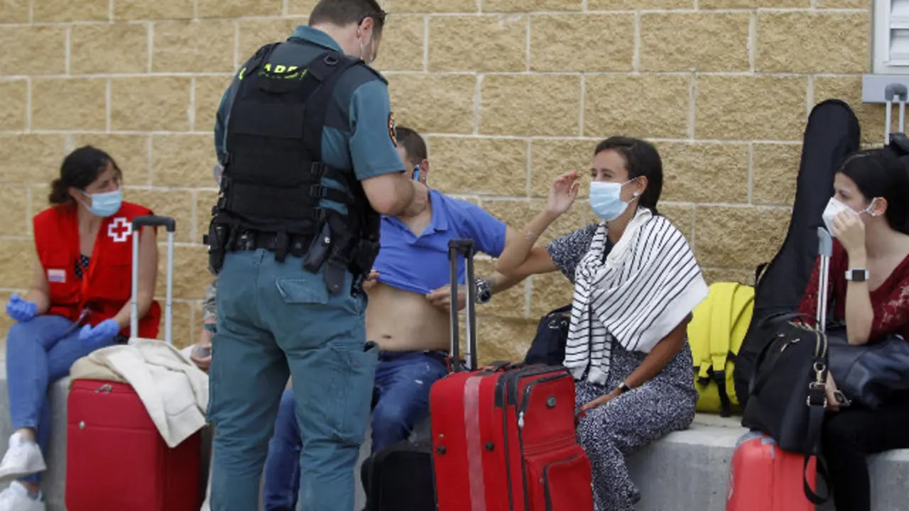 Un axente da Garda Civil toma nota do testemuño dunha pasaxeira. (Efe)