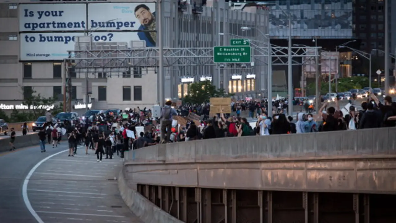 Unha marcha de manifestantes, en Nova York, protesta contra o racismo. ALBA VIGARAY (Efe)