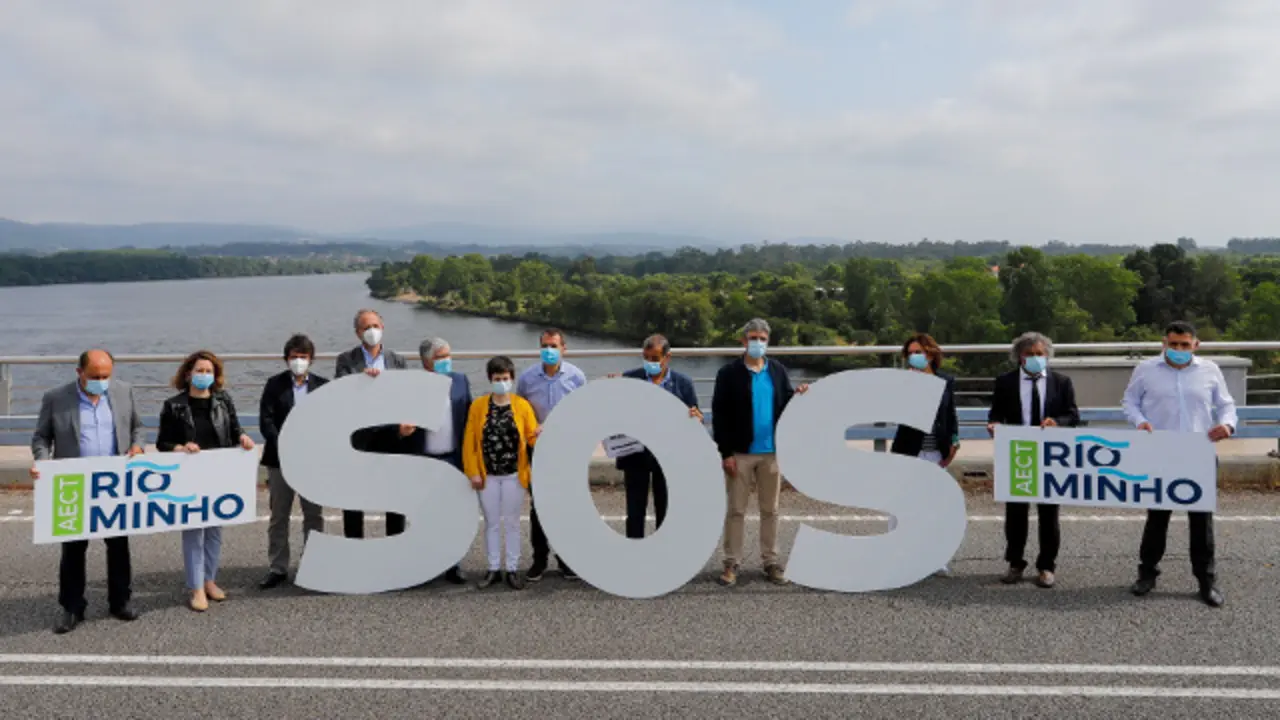 Protesta dos alcaldes de doce municipios da fronteira entre Galicia e Portugal. EUROPA PRESS