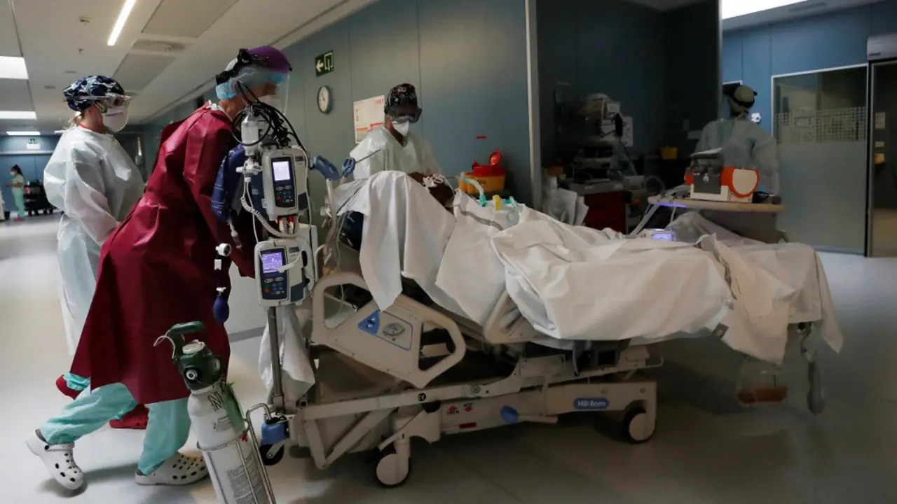 Sanitarios en un hospital. EFE