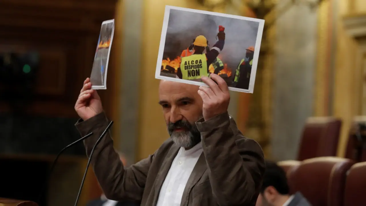 Néstor Rego muestra fotos de las protestas de Alcoa en el Congreso. JJ. GUILLÉN
