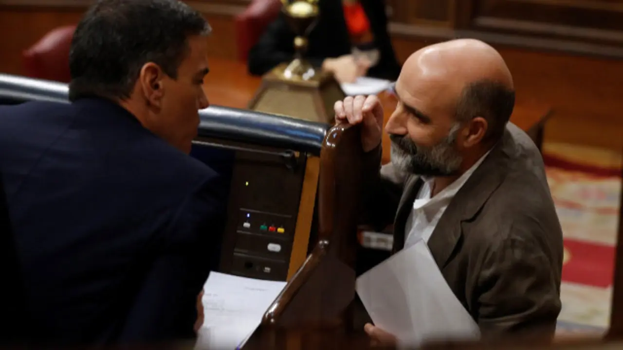 Pedro Sánchez habla con Néstor Rego en el Congreso. EFE