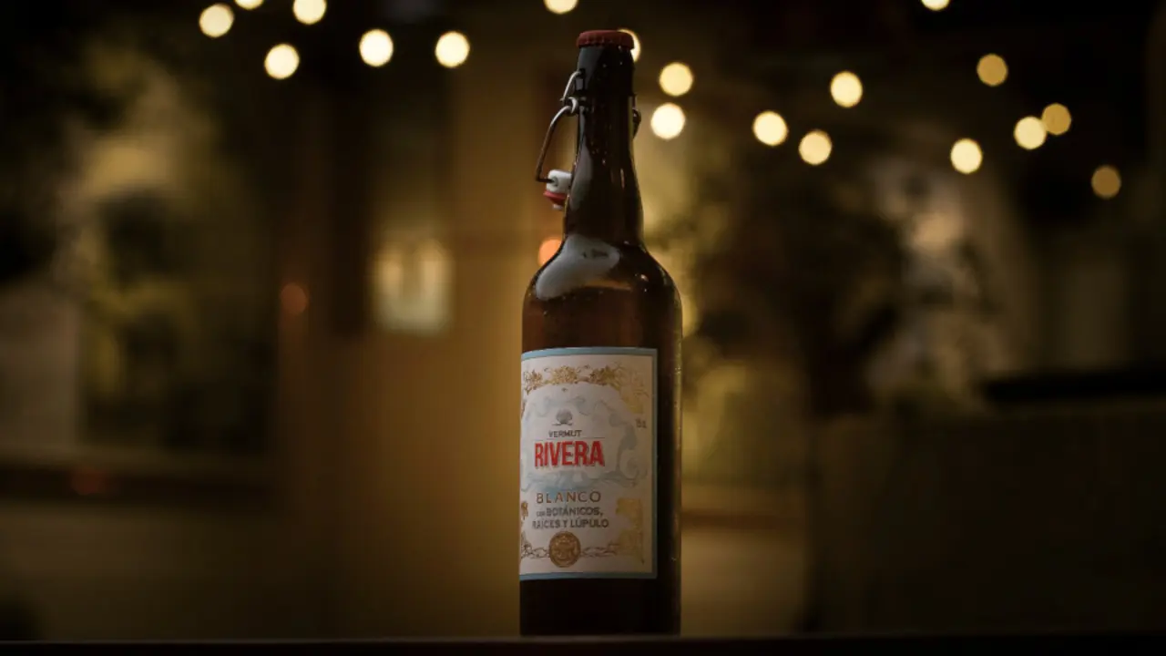 El Vermut Rivera Blanco se presenta en botella de 75 centilitros. HIJOS DE RIVERA