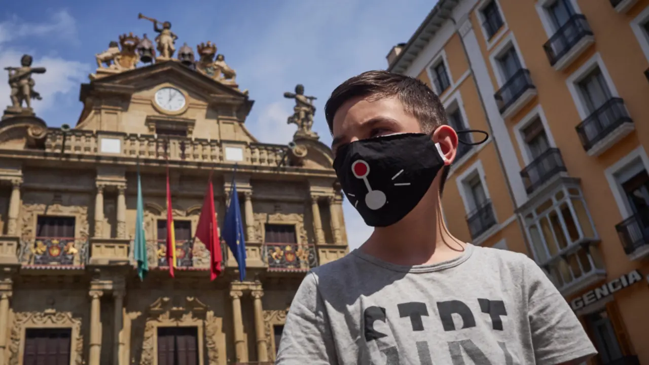Un ni&ntilde;o con mascarilla. EUROPA PRESS