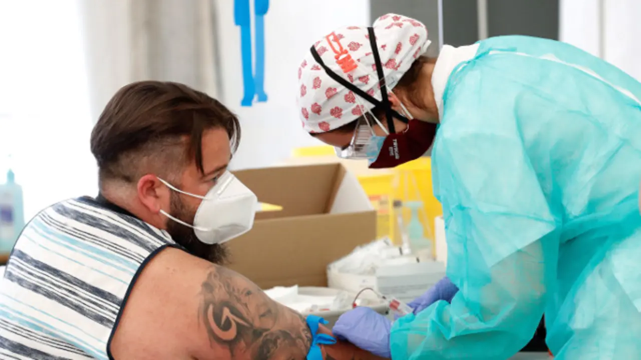 Una persona se somete al test de seroprevalencia. EFE