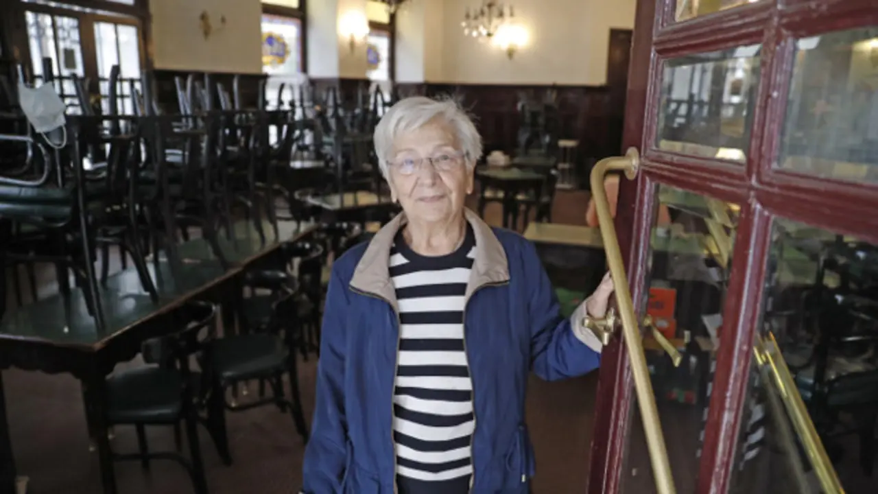Victoria Domínguez, en la puerta del café Derby de Santiago. LAVANDEIRA JR (EFE)