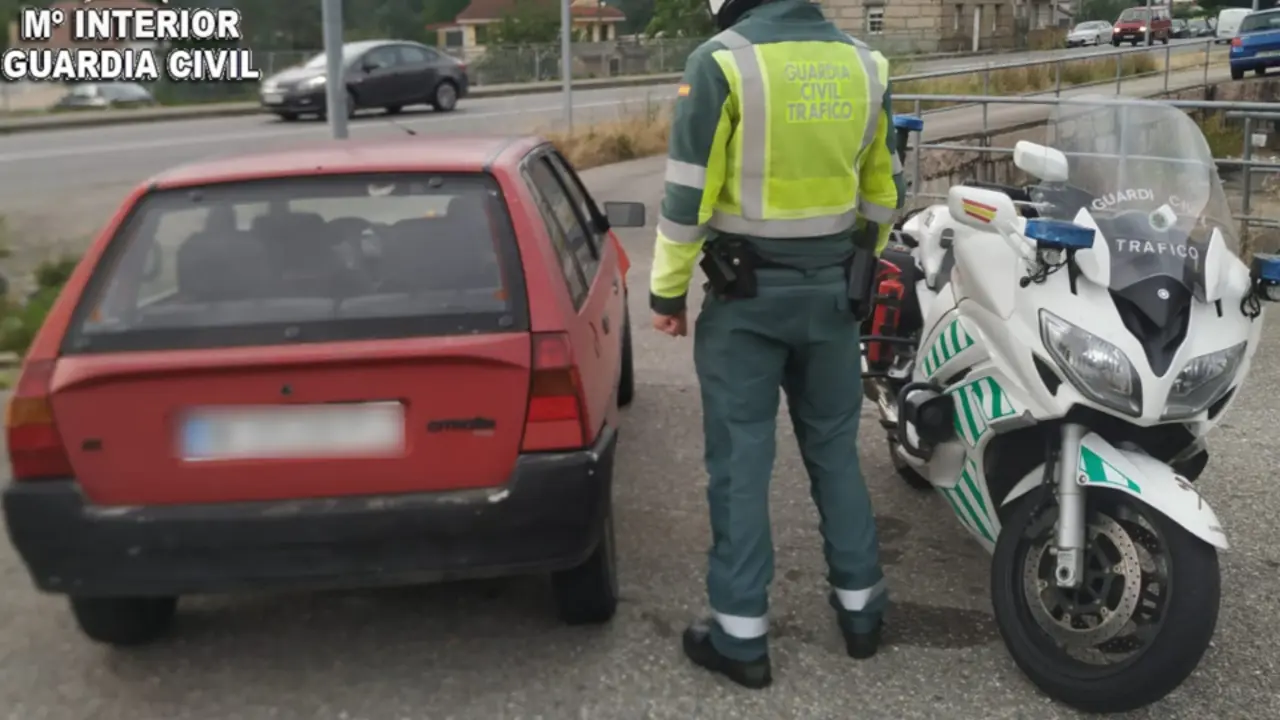 Un agente, ante el vehículo en el que viajaba el redondelano. GUARDIA CIVIL