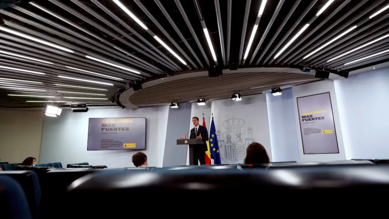 Pedro Sánchez, durante la rueda de prensa celebrada este domingo en el Palacio de la Moncloa. MARISCAL (EFE)