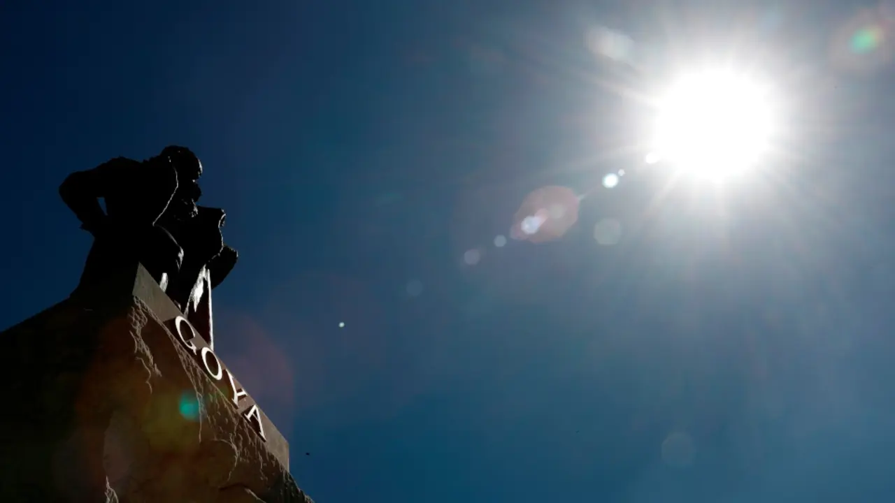 Estatua de Goya a la entrada del Museo del Prado en Madrid, la ciudad espa&ntilde;ola m&aacute;s afectada por la pandemia. MARISCAL (EFE)