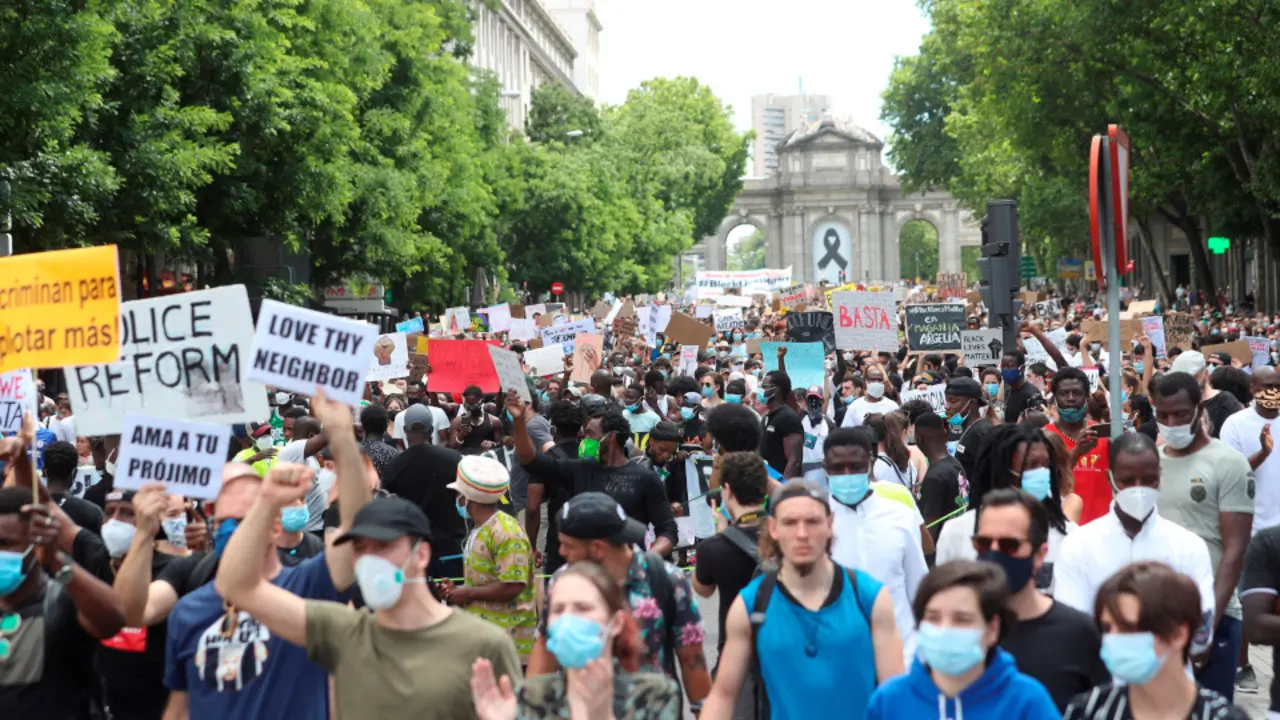 Manifestantes en la concentración celebrada en Madrid. RODRIGO JIMÉNEZ (EFE)