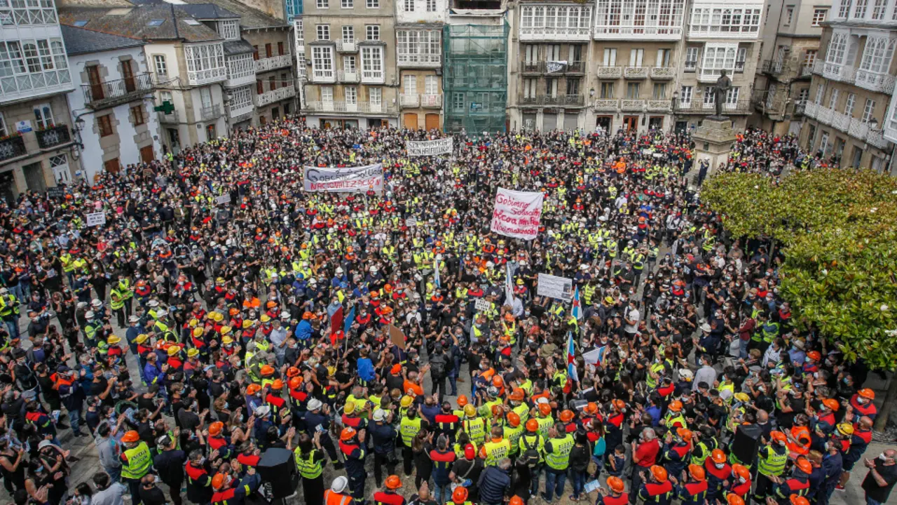 Los manifestantes abarrotaron la Praza Maior de Viveiro. J. Mª ÁLVEZ