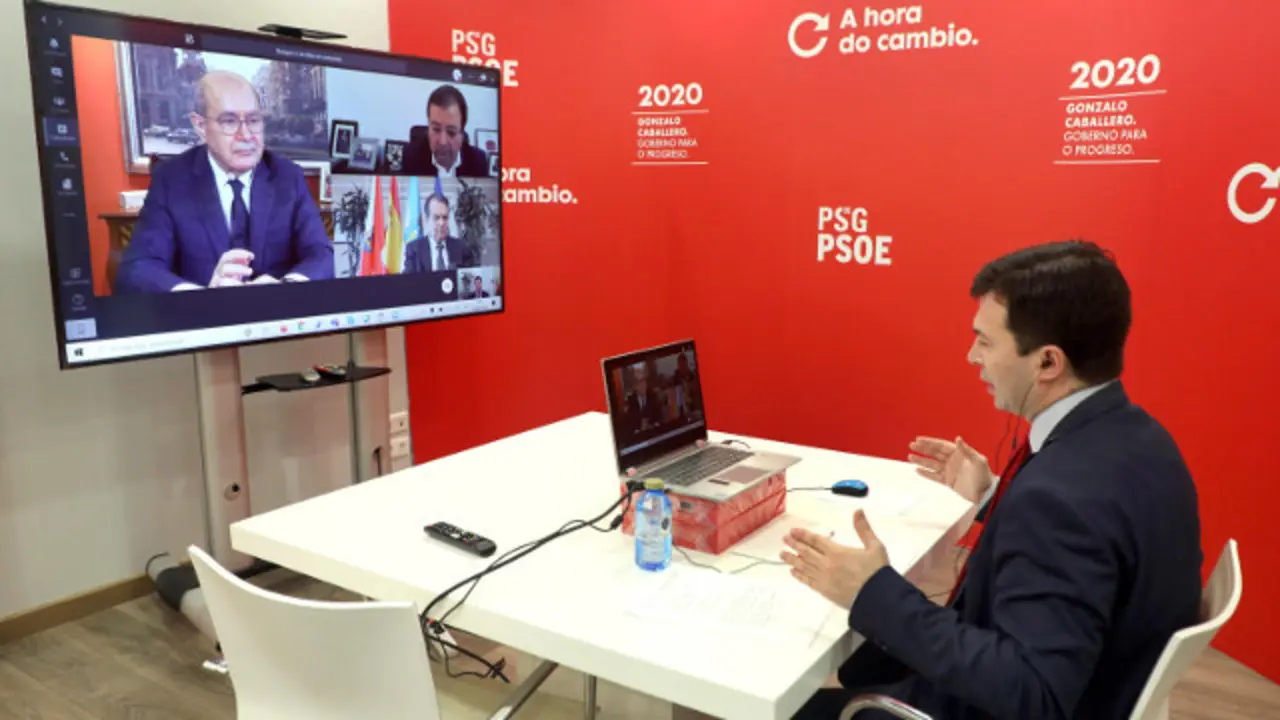 Gonzalo Caballero, en el foro telemático desde la sede del PSdeG. XOÁN REY