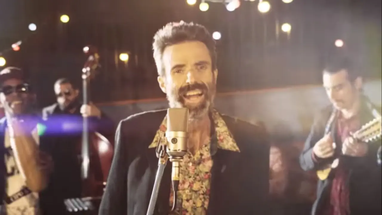 Pau Donés no videoclip de Eso que tú me das. YOUTUBE