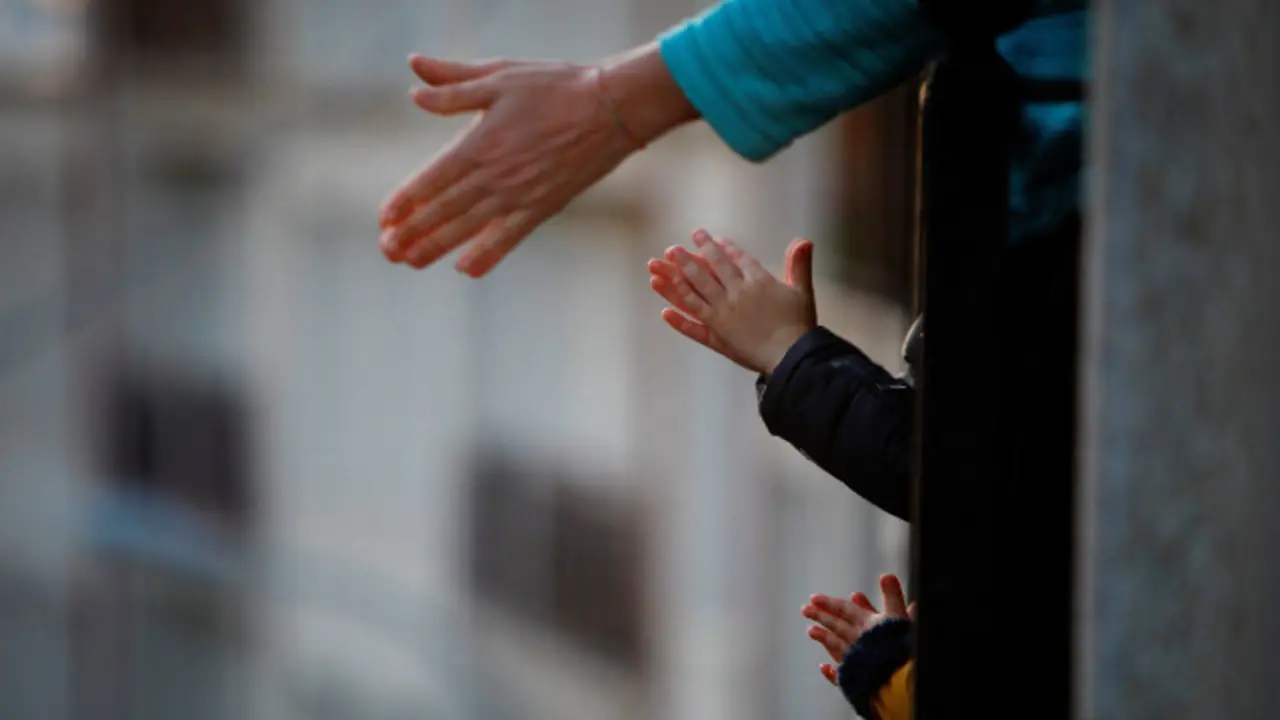 Veci&ntilde;os da Coru&ntilde;a aplauden aos sanitarios desde un balc&oacute;n. CABALAR (EFE)