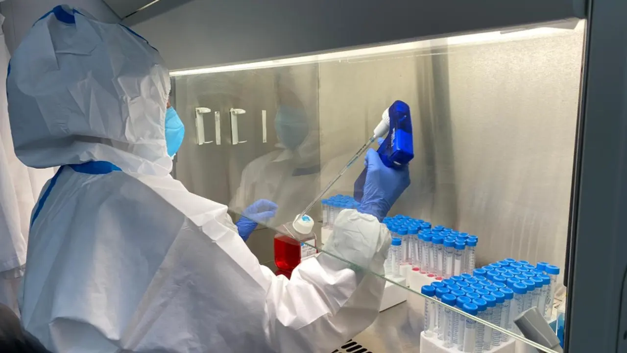 Personal de un laboratorio trabaja con las pruebas PCR. EUROPA PRESS