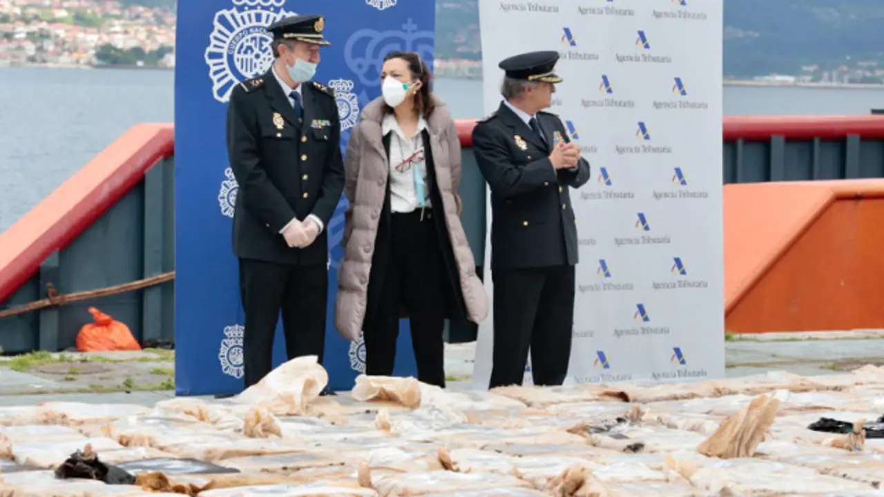 El jefe superior de Policía de Galicia, la subdelegada en Pontevedra y el comisario general de la Policía Judicial, en el puerto de Vigo a finalel de abril. DP