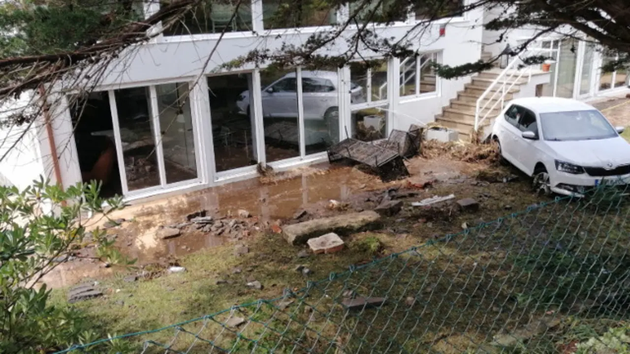 Un coche arrastrado por el agua en San Vicente do Mar. CEDIDA