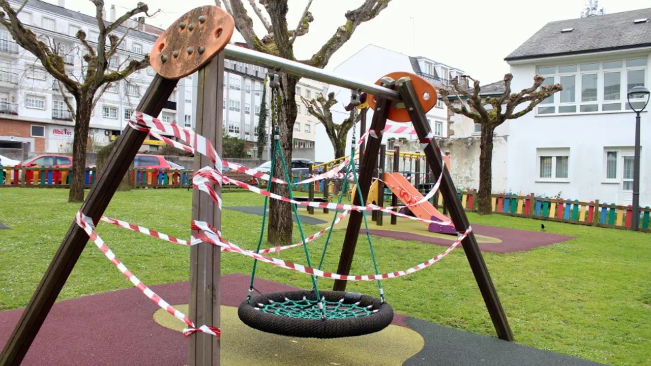 Parque infantil cerrado por la pandemia del coronavirus. AEP
