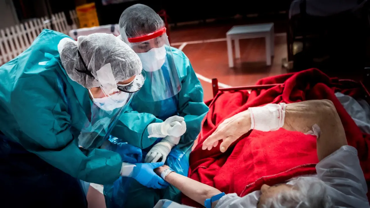 Personal sanitario atiende a un enfermo. EFE