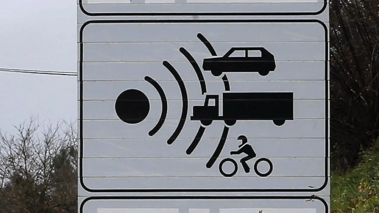 Un sinal que alerta da presenza dun radar.AEP