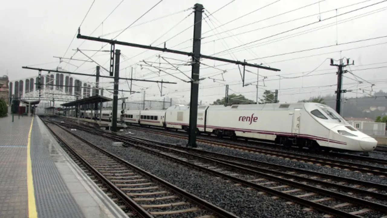 Salida del tren con destino Madrid desde Santiago de Compostela. EP