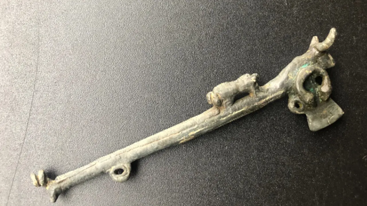 A peza de bronce achada en Viladonga. EP