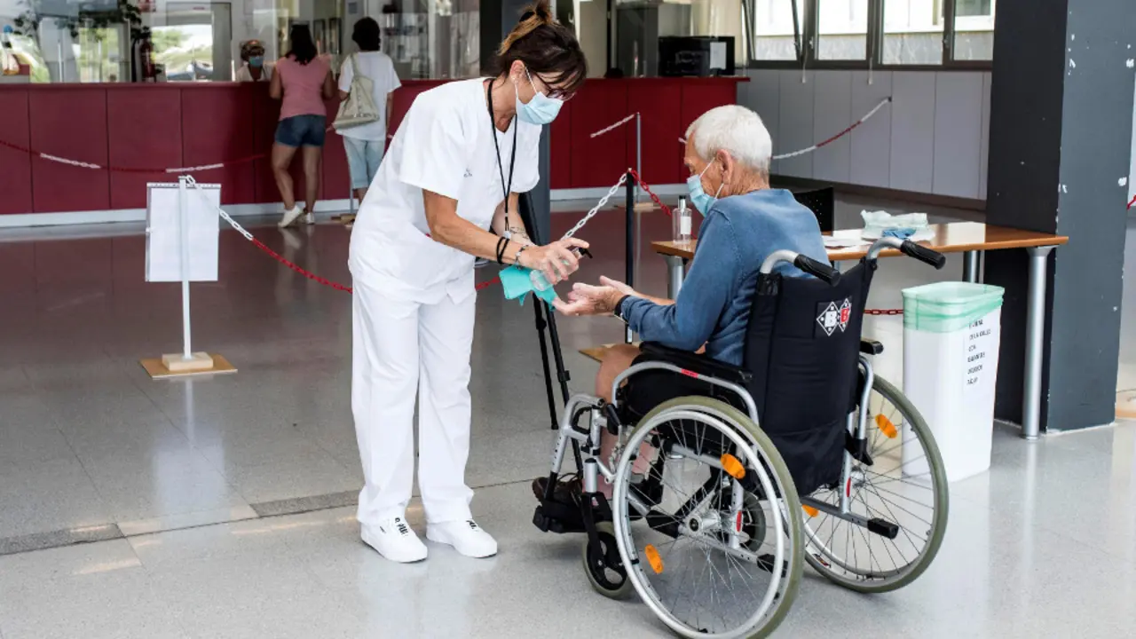 Una operaria controla el acceso al hospital de Mahón. EFE