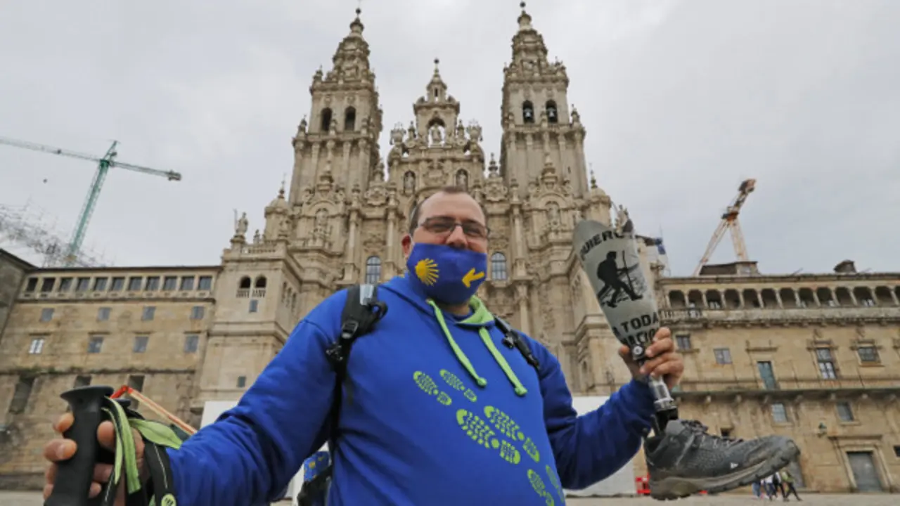 O atleta paral&iacute;mpico roman&eacute;s Ionut Preda pousa na praza o Obradoiro. LAVANDEIRA JR (EFE)
