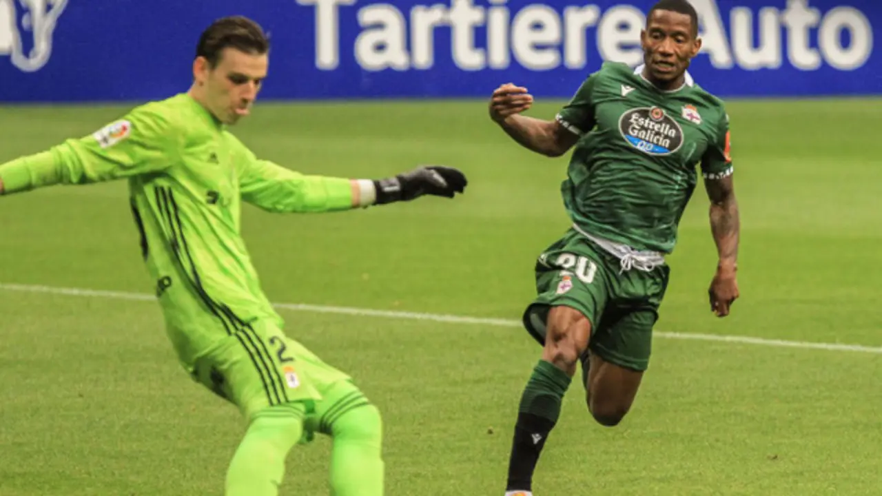 Beauveu presiona al portero del Oviedo. @RCDEPORTIVO