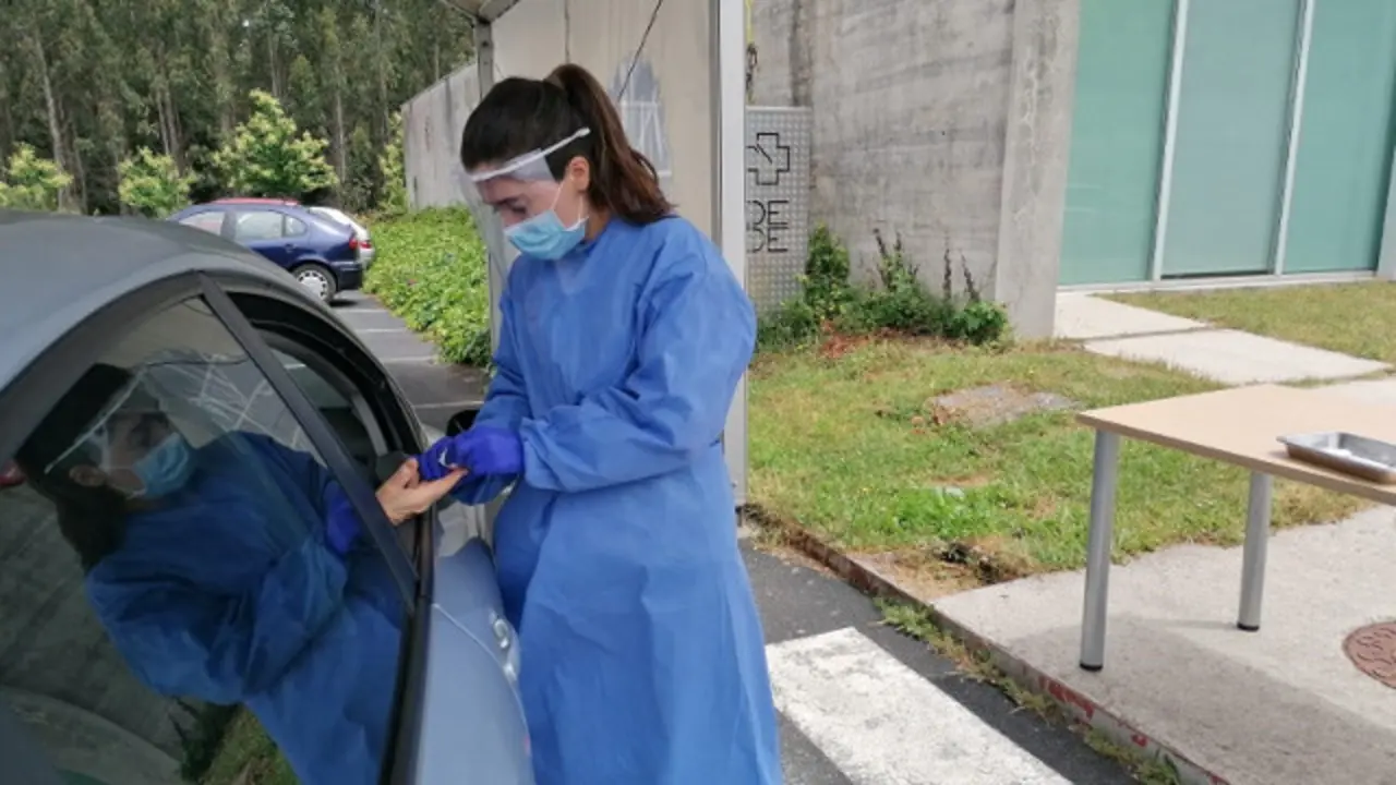 Realizaci&oacute;n do test na segunda onda do estudo epidemiol&oacute;xico do Sergas nun centro de sa&uacute;de de Galicia. EUROPA PRESS