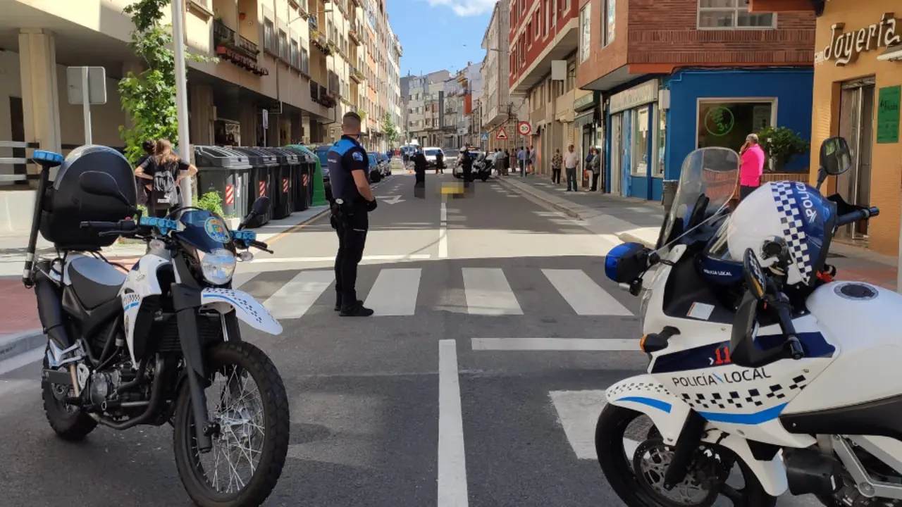 Efectivos policiales en el lugar en el que se produjo el atropello mortal en Marín. DP