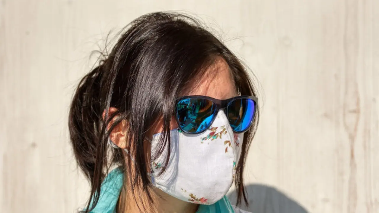 Una mujer con mascarilla y gafas de sol. PIXABAY