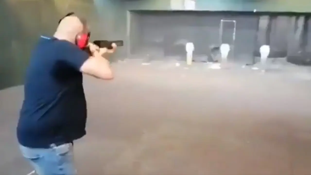 Imagen del hombre disparando a las fotos de varios miembros del Gobierno. TWITTER