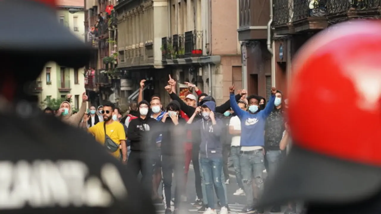 Momentos de tensión durante el mitin de Vox en Bilbao.EFE