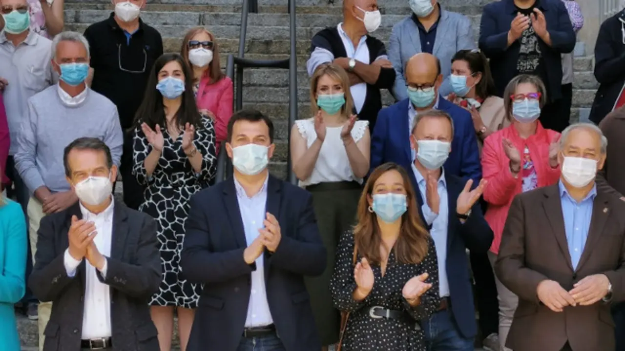 Gonzalo Caballero, arropado en Ourense por alcaldes y presidentes de diputaciones.EFE