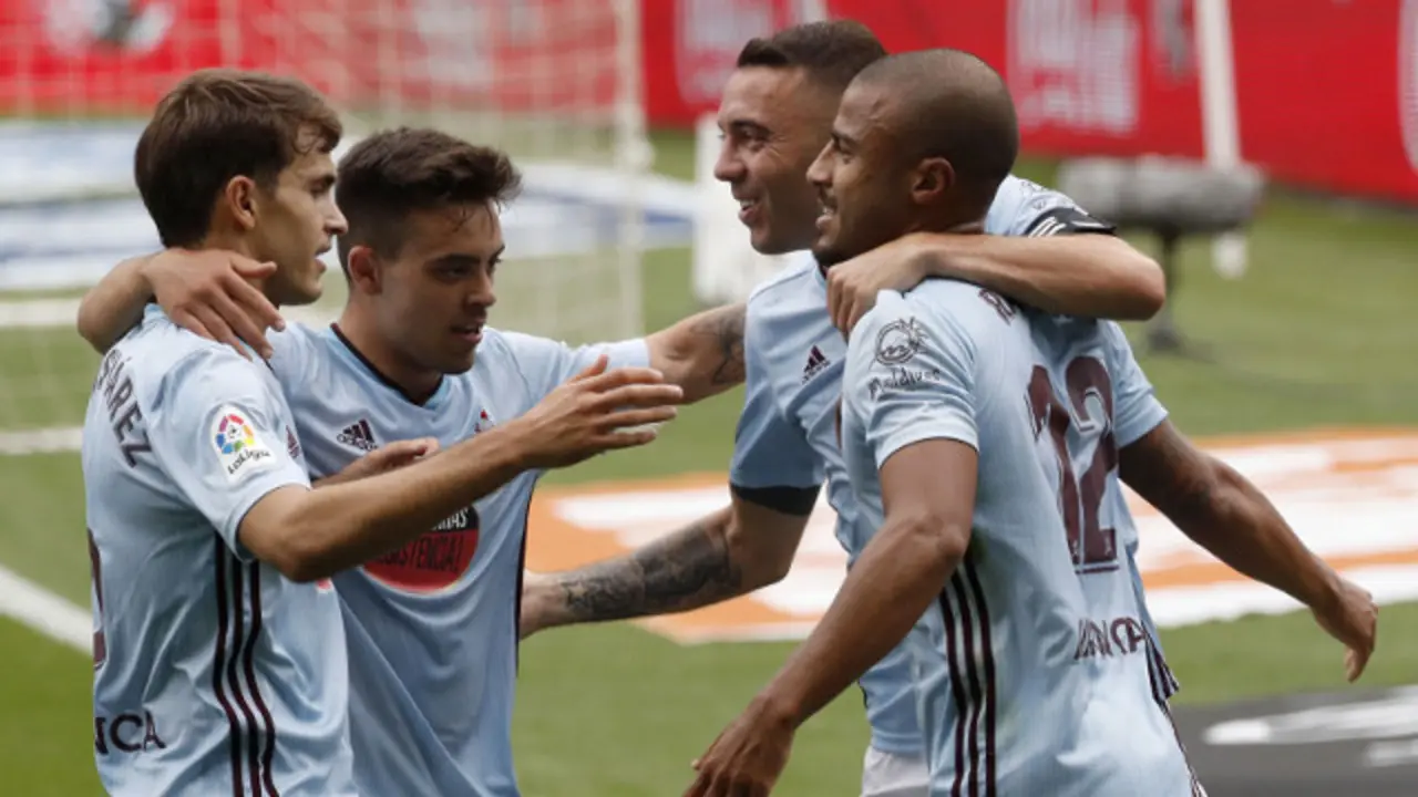 Rafinha celebra cos seus compañeiros tras marcar o 3-0. LAVANDEIRA JR (EFE)