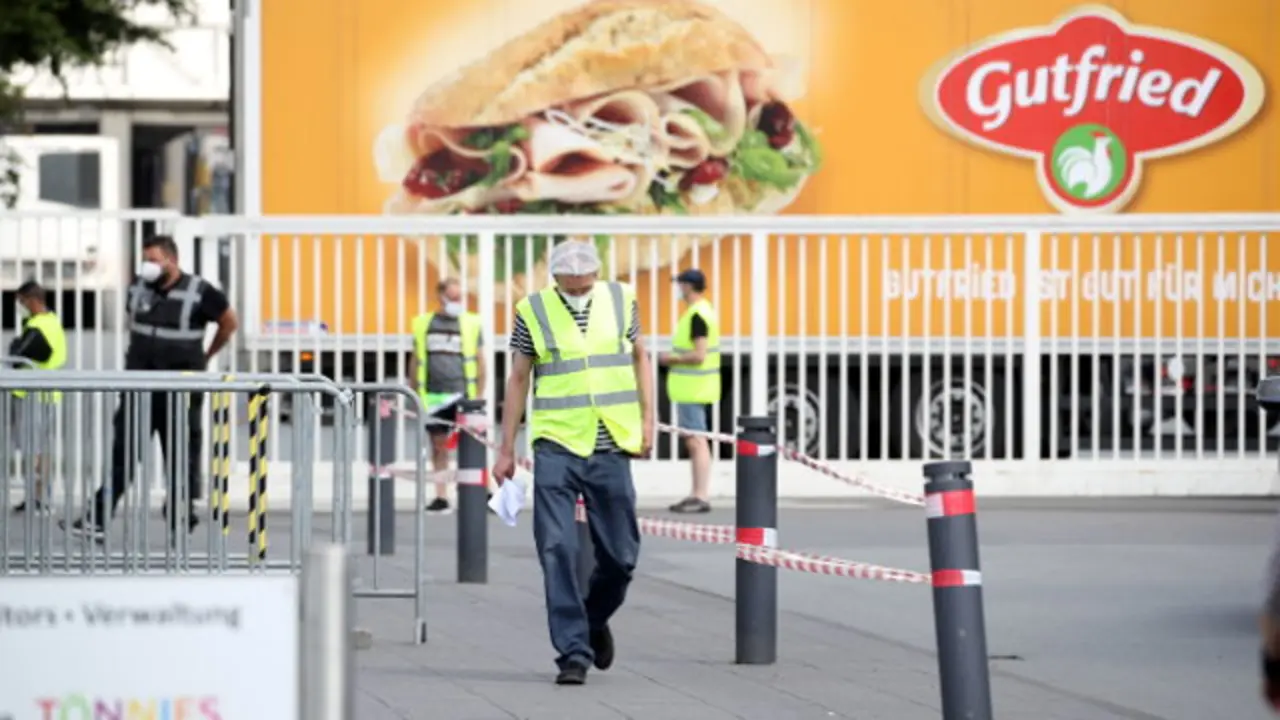 Trabajadores del matadero alemán donde se contagiaron 650 personas. EFE