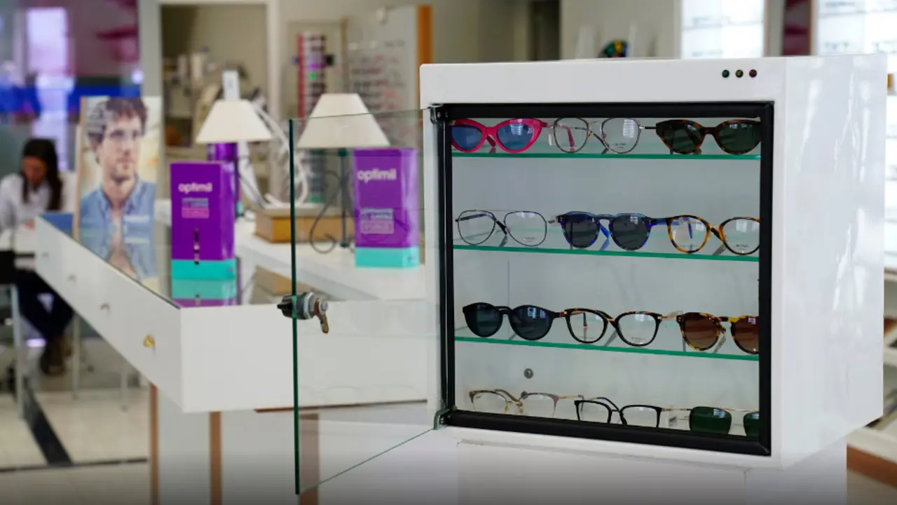 El Covid-Killer es un expositor que convierte el oxígeno en ozono para limpieza de gafas y después vuelve a convertir el ozono en oxígeno. OPTIMIL