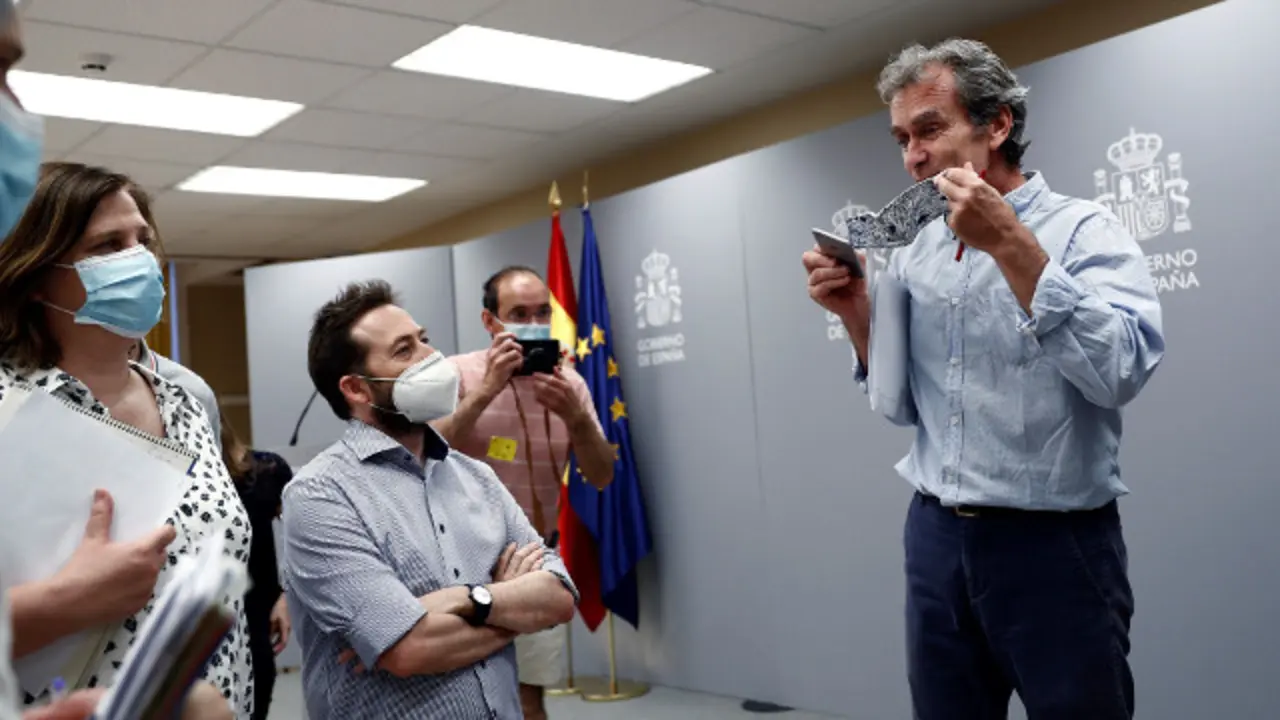 Fernando Simón habla con varios periodistas tras la rueda de prensa de este lunes. EFE