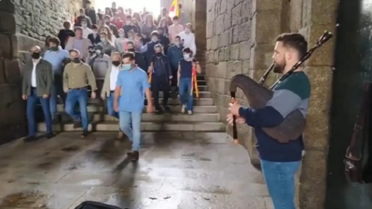 O gaiteiro ante os militantes de Vox. TWITTER