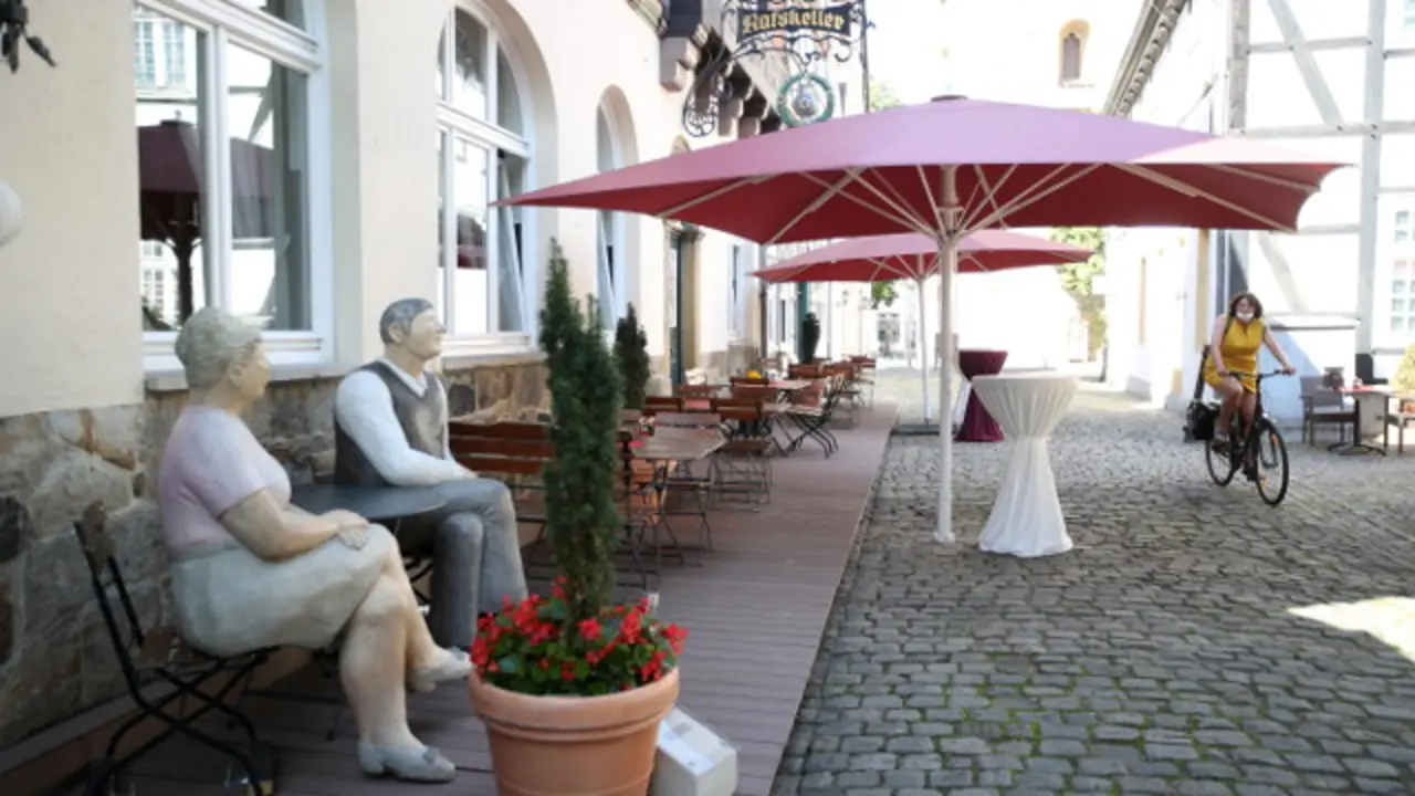 Un restaurante vacío en la zona que volverá al confinamiento. EFE