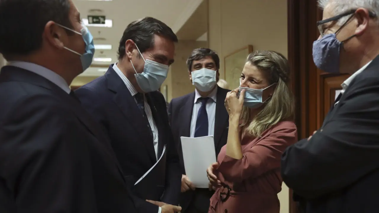 Yolanda Díaz, conversando con el presidente de la CEOE. EFE